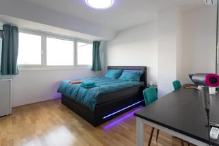 Private room with AC- microwave, personal fridge & metro access - 7 min to center - 9