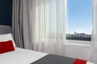Holiday Inn Express London Luton Airport by IHG - Luton - 2