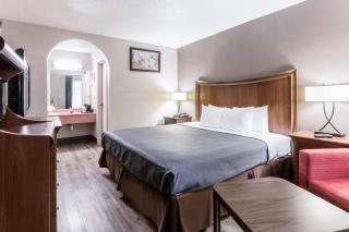 Econo Lodge - 2