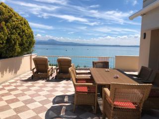 Lake Front Luxury Apartment - 9