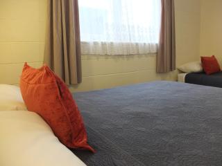 Colonial Court Motel - 1