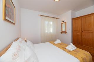 APARTMENTS JELENA SUPETAR - four apartments - a small house with a private yard - two-room apartment with a sea view - studio apartment - two-room apartment with garden view- free parking - Supetar - 5