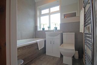 Recently Refurbished 3 Bedroom Home with Parking - Perfect for Longstays - Sleeps 8 - 4