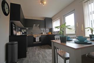 Recently Refurbished 3 Bedroom Home with Parking - Perfect for Longstays - Sleeps 8 - Chester - 3