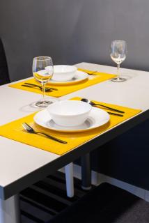 BLACK & YELLOW Centrally located studio - Novi Sad - 9