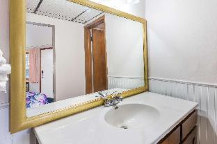Knights Inn Mackinaw City - 5