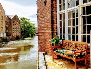 Cocoa Lily - River fronted studio with secure parking - York - 0