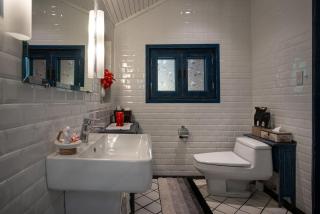 Howie's HomeStay - 2