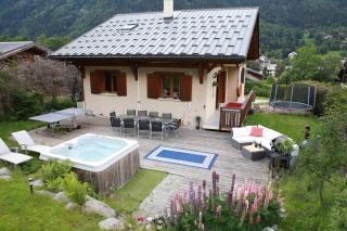 Chamonix Large Chalet, Sleeps 12, 200m2, 5 Bedroom, 4 Bathroom, Garden, Jacuzzi, Sauna - Chamonix - 0