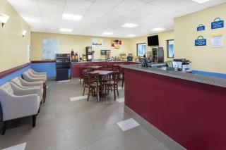 Days Inn & Suites by Wyndham Peachtree Corners Norcross - Norcross - 8