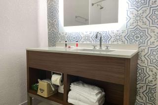 Days Inn & Suites by Wyndham Peachtree Corners Norcross - 1