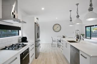 Sky Above Beach Below - Waihi Beach Holiday Home - Waihi Beach - 2