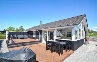 Awesome Home In Rønde With Kitchen - Rønde - 3