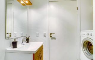 2 Bedroom Nice Apartment In Hejls - 9