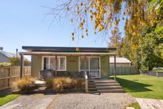 Accommodation Fiordland The Bach - One Bedroom Cottage at 226B Milford Road - Te Anau - 6