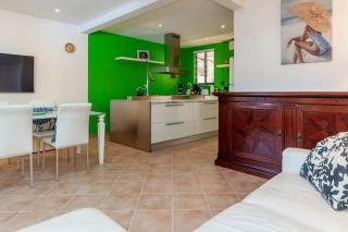 Colorful, Classy, Modern Split-Level Near Beach with Pool - Coco - 8