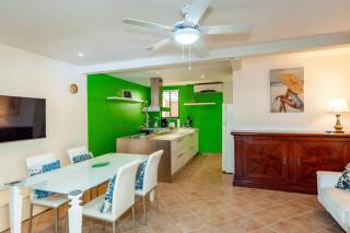 Colorful, Classy, Modern Split-Level Near Beach with Pool - Coco - 4