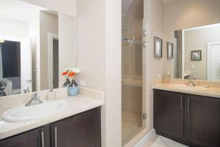 Impressively designed and decorated 3rd-floor space overlooking pool in Coco - Coco - 1