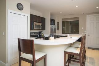 Impressively designed and decorated 3rd-floor space overlooking pool in Coco - Coco - 6