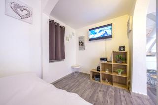 Studio DUPLEX Atypique, classé et Label "Gîte de France" 5min centre, 15min gare, CLIMATISATION, Lit double, Calme et Cosy, NETFLIX , WIFI, Parking, boite à clés arrivée tardive - Gîtes La Tarine - Albertville - 5