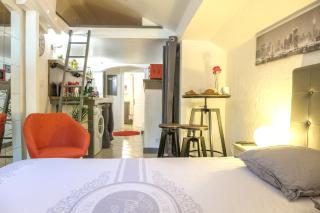 Studio atypique et cosy, classé "Gîte de France" 5min centre, 15min gare, Lit Queen Size "CLIMATISATION, NETFLIX et WIFI, parking, lave vaisselle, boite a clés pour arrivée tardive - Gîtes La Tarine - Albertville - 5