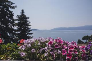 Villa Selva Luxury Lakeview Apartment - 8