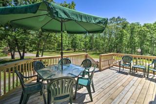 People and Paws Home with Fenced Yard by the Dells! - Lyndon Station - 0