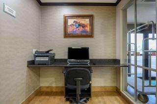 La Quinta Inn & Suites Casino and Bar by Wyndham Glendive - Glendive - 8