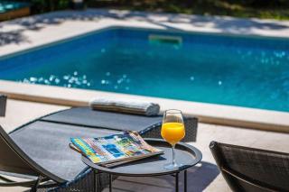 Spacious holiday house - pool / jacuzzi / sauna / playground / 8+2 - Rakalj - 1