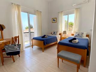 VILLA ALICIA with priv pool, beautiful garden and shady veranda- 5 min to the beach - Peyia - 2