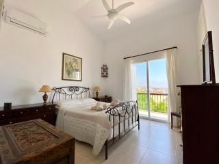 VILLA ALICIA with priv pool, beautiful garden and shady veranda- 5 min to the beach - Peyia - 1