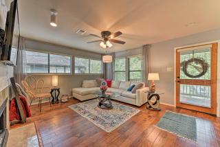 Cozy Woodlands Townhome with Deck Near Market Street - The Woodlands - 6