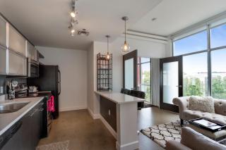 Soak up the Opulent Feel of a Lavish Monochrome Abode - 2