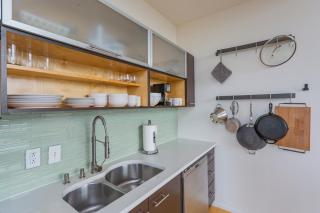 Luxe Two Bedroom Penthouse With Skyline Views, Internet, Gym - 2