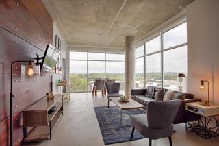 Gaze at Sprawling Green Vistas Through Walls of Windows - Nashville - 3