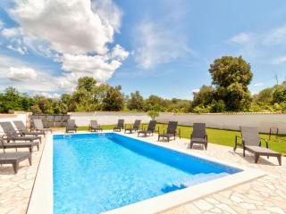 Garden-View Holiday Home in Banjole near Beach and Boat Excursions - Banjole - 9