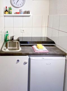 Modernes Zimmer mit Küchenzeile und Bad - Groß Denkte - 5