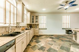 Sandcastle Retreat - Galveston - 4