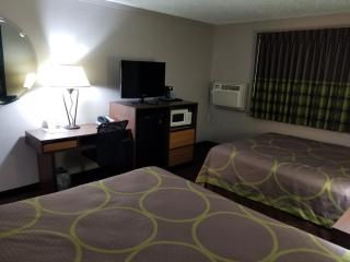 Super 8 by Wyndham Bismarck - 2
