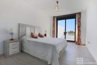 Estepona Sunsets - Modern 3-BR Beachside Apartment - 1