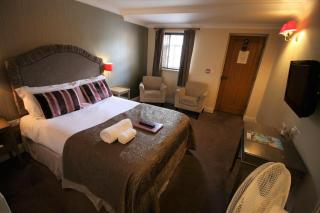 The Angel in Wootton Bassett - Royal Wootton Bassett - 5