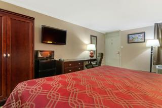 Days Inn by Wyndham Hinesville Near Fort Stewart, Newly Renovated, Free Hot Breakfast, Restaurant and Bar - Hinesville - 1