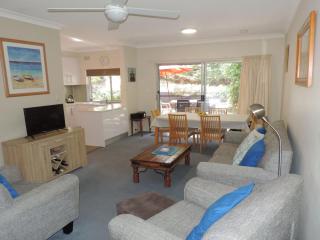Adriana 3 unit with a backyard - Shoal Bay - 8