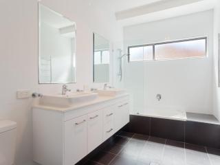 7a Judith Street stunning duplex with ducted air conditioning - Corlette - 3