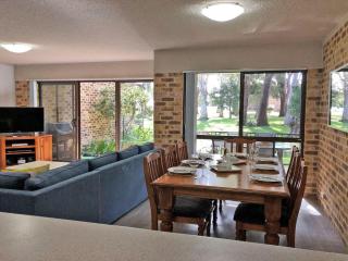 Bay Parklands, 22, 2 Gowrie Avenue - pool, tennis court, spa, child friendly - Nelson Bay - 1