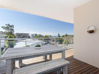 Cote D'Azure, 13 61 Donald Street - Lovely unit air con, Wi-Fi, secure parking, complex lift and pool - Nelson Bay - 2