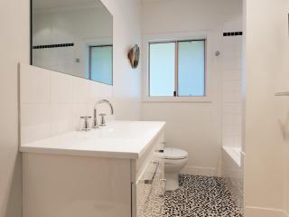 Dutchies Haven, 11 Christmas Bush Ave - Pet friendly, large enclosed yard, air con and Wi-Fi - Nelson Bay - 2