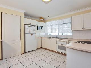 Evans Retreat cottage across the road from Sandy Point Beach - 6