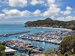 Laman Lodge, 6,15 Laman Street - Air Conditioned unit with spectacular views and free Wi-Fi - Nelson Bay - 1
