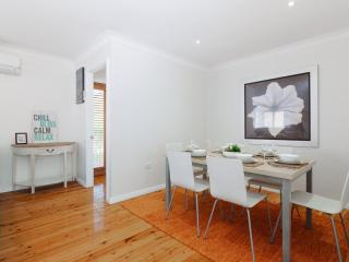 Rubys Retreat, 44 Achilles Street - pet friendly, aircon, wifi & boat parking - Shoal Bay - 1